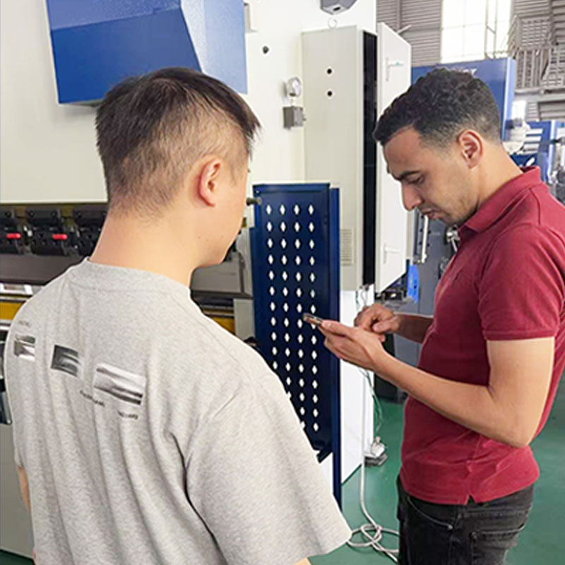 Los clientes nigerianos visitaron la fábrica de prensas plegadoras ZYCO para inspección y aceptación.