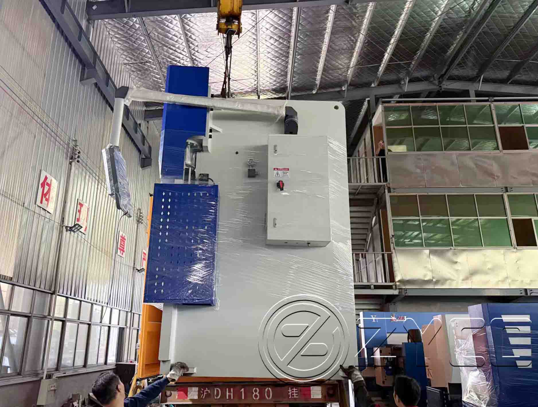 Twist axis synchronous bending machine